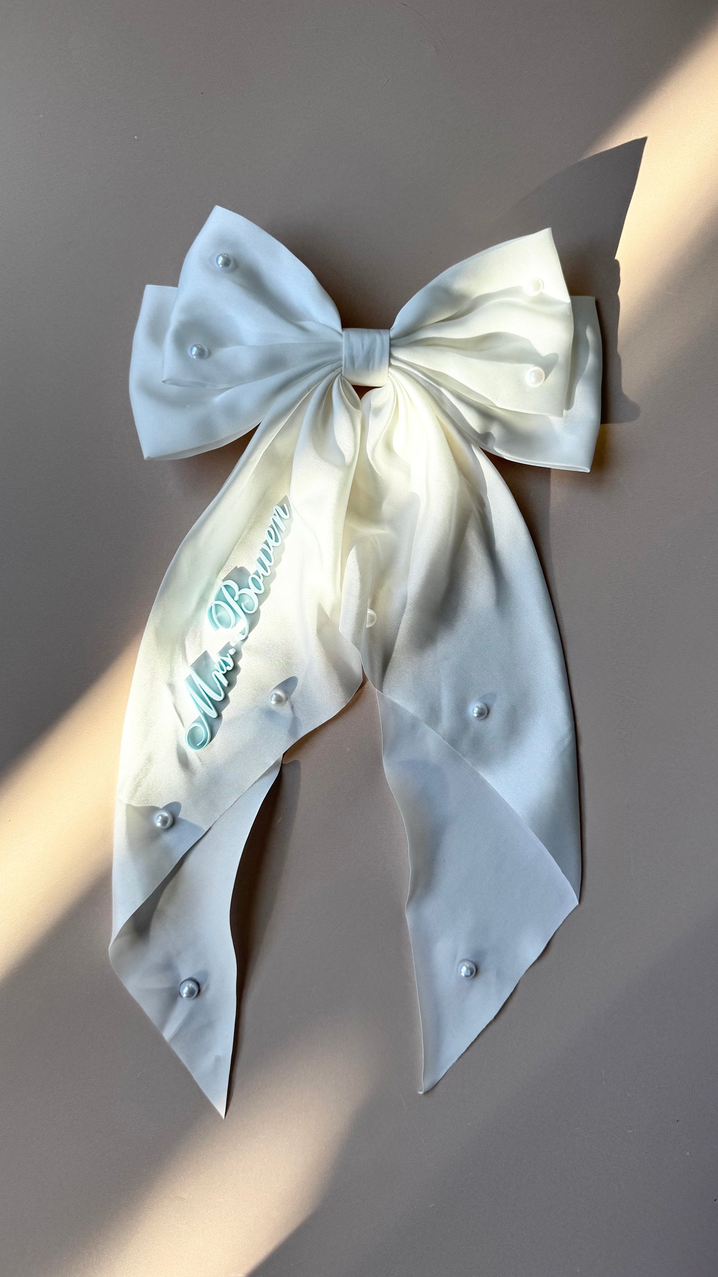 Personalized Bride Pearl Bow Hair Clip Custom Name Satin Hair Bow White Long Ribbon Barrette Bridal Party Accessory Wedding Hairpiece for Bride Bridesmaid Maid of Honor Elegant Half Updo Hair Accessory Gift Idea for Bridal Shower Bachelorette Bride to Be Keepsake Romantic Pearl Hair Bow for Wedding Day Bride Hairstyle Accessories Custom Satin Ribbon Name Hairpiece for Bride and Bridesmaid hair accessory for bride something blue bow with name bride keepsake gift for daughter wedding day hairpiece