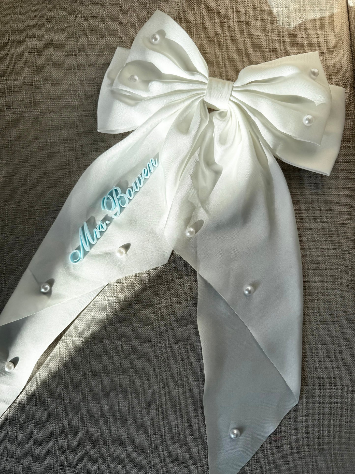 Personalized Bride Pearl Bow Hair Clip Custom Name Satin Hair Bow White Long Ribbon Barrette Bridal Party Accessory Wedding Hairpiece for Bride Bridesmaid Maid of Honor Elegant Half Updo Hair Accessory Gift Idea for Bridal Shower Bachelorette Bride to Be Keepsake Romantic Pearl Hair Bow for Wedding Day Bride Hairstyle Accessories Custom Satin Ribbon Name Hairpiece for Bride and Bridesmaid hair accessory for bride something blue bow with name bride keepsake gift for daughter wedding day hairpiece