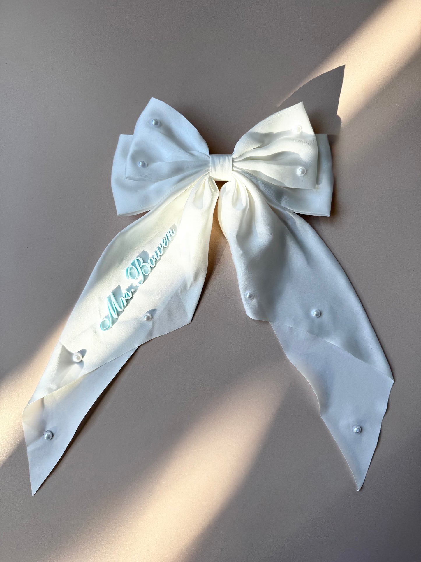 Personalized Bride Pearl Bow Hair Clip Custom Name Satin Hair Bow White Long Ribbon Barrette Bridal Party Accessory Wedding Hairpiece for Bride Bridesmaid Maid of Honor Elegant Half Updo Hair Accessory Gift Idea for Bridal Shower Bachelorette Bride to Be Keepsake Romantic Pearl Hair Bow for Wedding Day Bride Hairstyle Accessories Custom Satin Ribbon Name Hairpiece for Bride and Bridesmaid hair accessory for bride something blue bow with name bride keepsake gift for daughter wedding day hairpiece