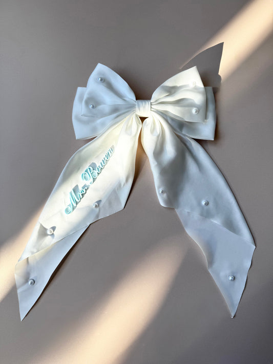Personalized Bride Pearl Bow Hair Clip Custom Name Satin Hair Bow White Long Ribbon Barrette Bridal Party Accessory Wedding Hairpiece for Bride Bridesmaid Maid of Honor Elegant Half Updo Hair Accessory Gift Idea for Bridal Shower Bachelorette Bride to Be Keepsake Romantic Pearl Hair Bow for Wedding Day Bride Hairstyle Accessories Custom Satin Ribbon Name Hairpiece for Bride and Bridesmaid hair accessory for bride something blue bow with name bride keepsake gift for daughter wedding day hairpiece