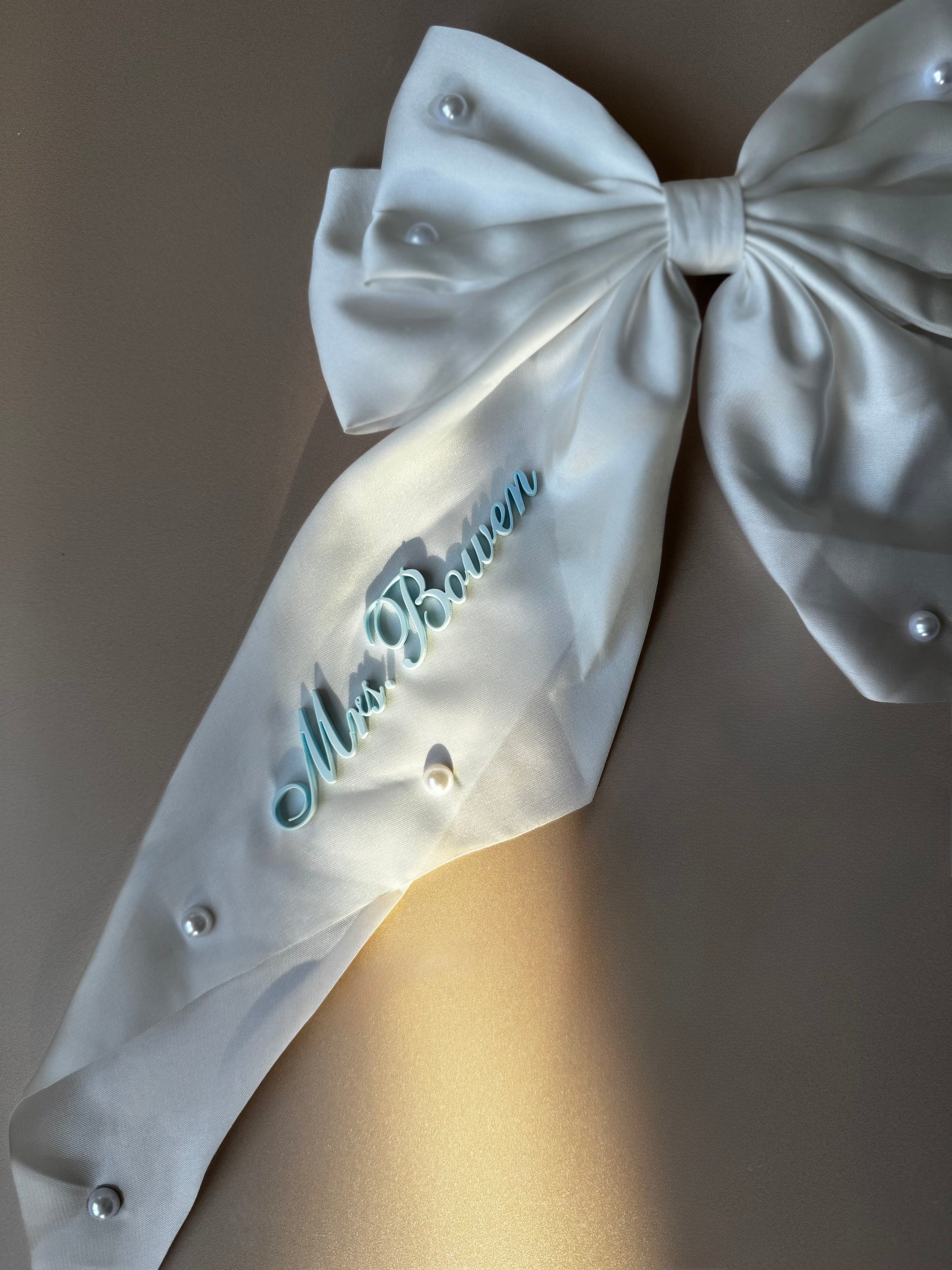 Personalized Bride Pearl Bow Hair Clip Custom Name Satin Hair Bow White Long Ribbon Barrette Bridal Party Accessory Wedding Hairpiece for Bride Bridesmaid Maid of Honor Elegant Half Updo Hair Accessory Gift Idea for Bridal Shower Bachelorette Bride to Be Keepsake Romantic Pearl Hair Bow for Wedding Day Bride Hairstyle Accessories Custom Satin Ribbon Name Hairpiece for Bride and Bridesmaid hair accessory for bride something blue bow with name bride keepsake gift for daughter wedding day hairpiece