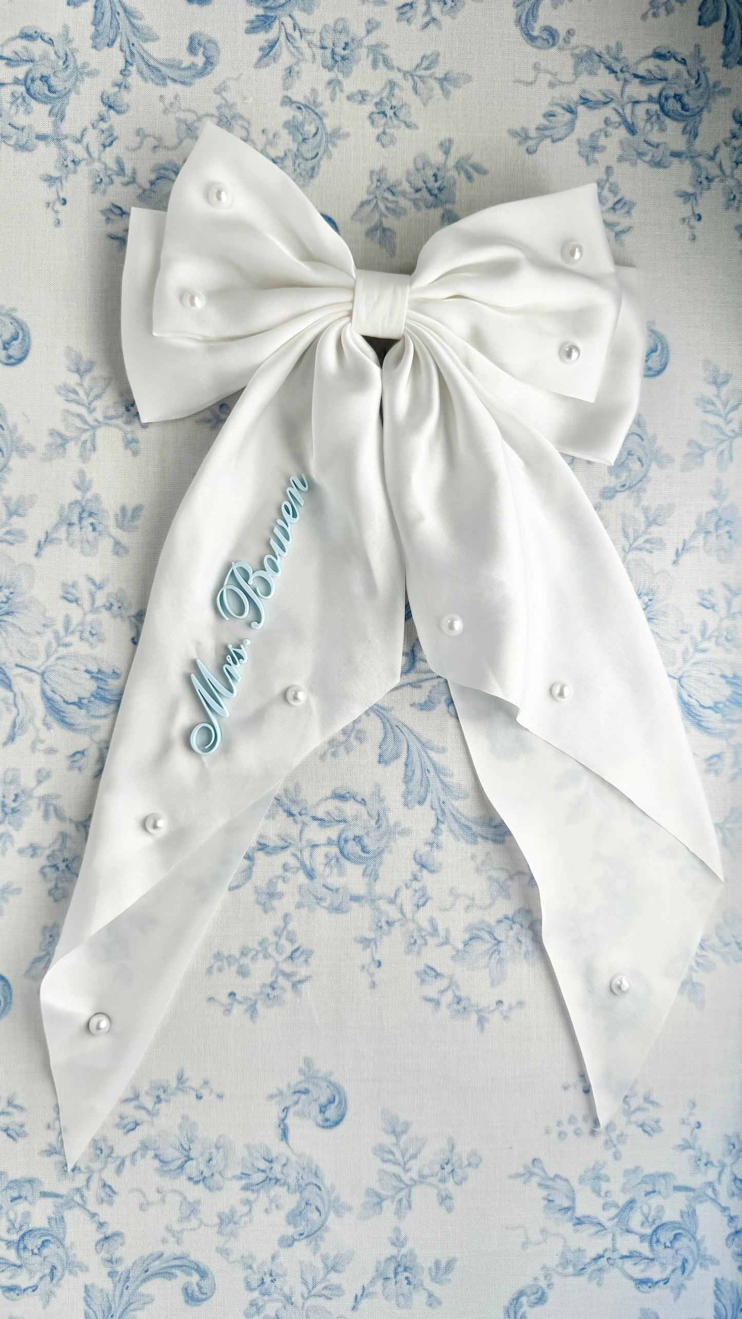 Personalized Bride Pearl Bow Hair Clip Custom Name Satin Hair Bow White Long Ribbon Barrette Bridal Party Accessory Wedding Hairpiece for Bride Bridesmaid Maid of Honor Elegant Half Updo Hair Accessory Gift Idea for Bridal Shower Bachelorette Bride to Be Keepsake Romantic Pearl Hair Bow for Wedding Day Bride Hairstyle Accessories Custom Satin Ribbon Name Hairpiece for Bride and Bridesmaid hair accessory for bride something blue bow with name bride keepsake gift for daughter wedding day hairpiece