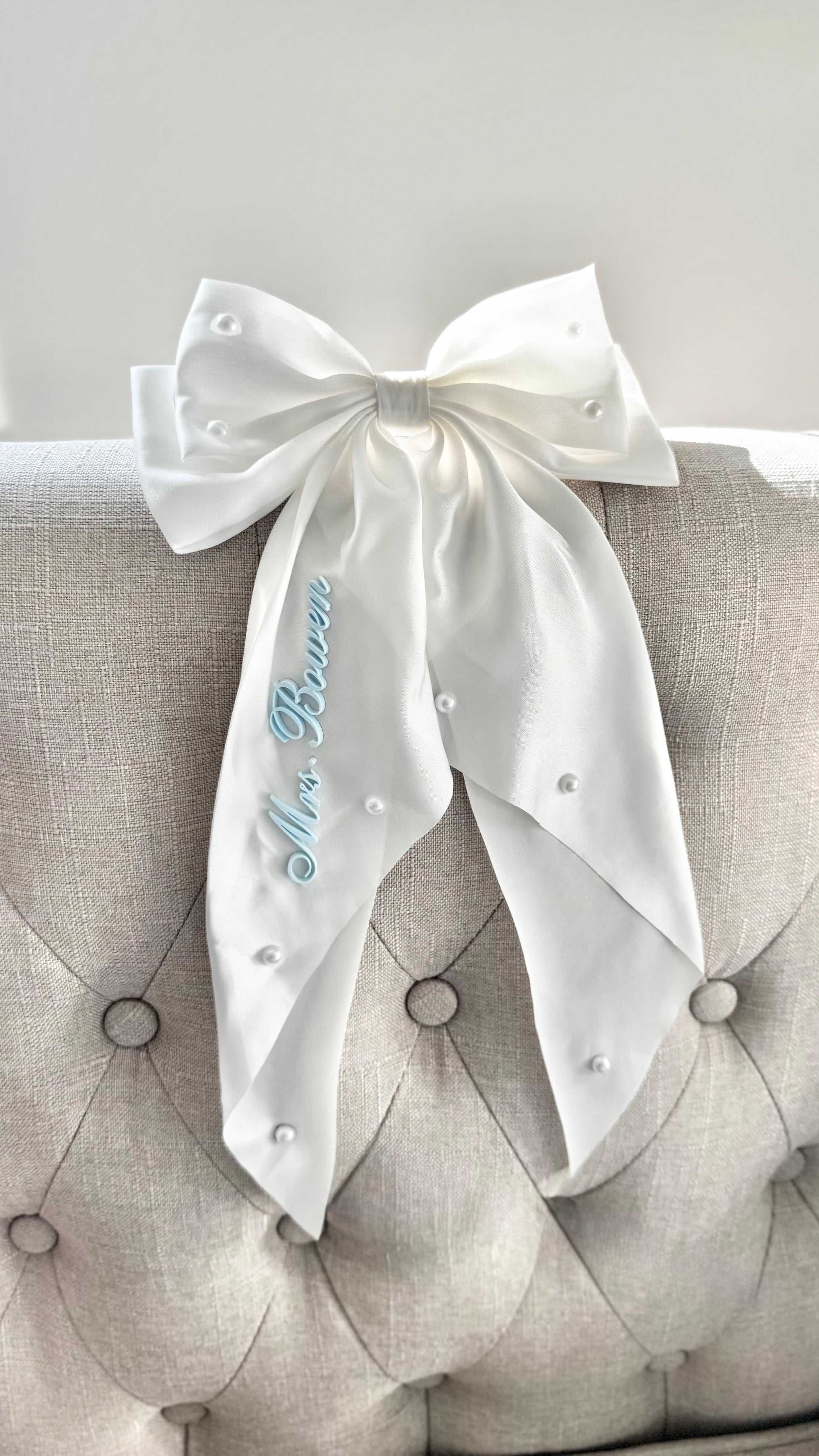 Personalized Bride Pearl Bow Hair Clip Custom Name Satin Hair Bow White Long Ribbon Barrette Bridal Party Accessory Wedding Hairpiece for Bride Bridesmaid Maid of Honor Elegant Half Updo Hair Accessory Gift Idea for Bridal Shower Bachelorette Bride to Be Keepsake Romantic Pearl Hair Bow for Wedding Day Bride Hairstyle Accessories Custom Satin Ribbon Name Hairpiece for Bride and Bridesmaid hair accessory for bride something blue bow with name bride keepsake gift for daughter wedding day hairpiece