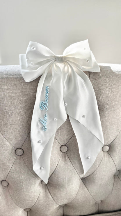 Personalized Bride Pearl Bow Hair Clip Custom Name Satin Hair Bow White Long Ribbon Barrette Bridal Party Accessory Wedding Hairpiece for Bride Bridesmaid Maid of Honor Elegant Half Updo Hair Accessory Gift Idea for Bridal Shower Bachelorette Bride to Be Keepsake Romantic Pearl Hair Bow for Wedding Day Bride Hairstyle Accessories Custom Satin Ribbon Name Hairpiece for Bride and Bridesmaid hair accessory for bride something blue bow with name bride keepsake gift for daughter wedding day hairpiece